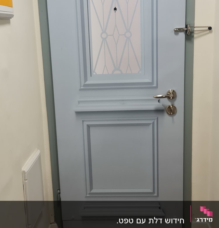 דלת אפורה עם ידית מתכת ומנעול